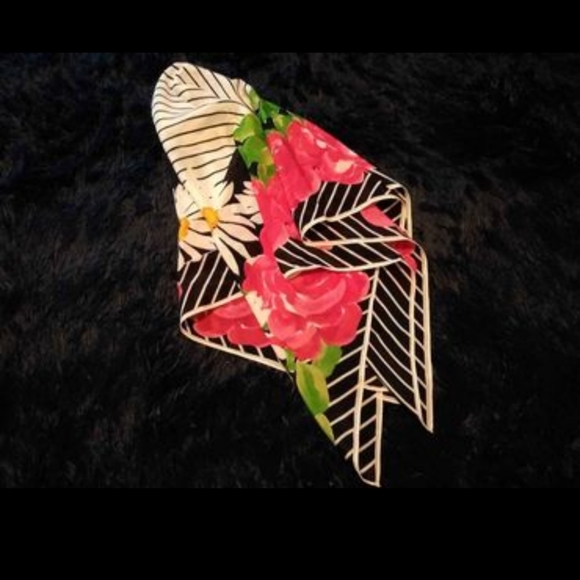 Beautiful Vera Neaumann silk scarf. - Picture 4 of 5